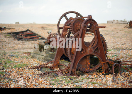 Alte verrostete Maschinen auf dem Kiesstrand bei Dungeness in Kent, UK. Stockfoto