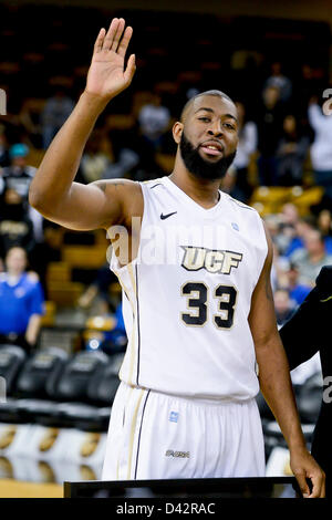 2. März 2013: UCF weiterleiten Keith Clanton (33) Wellen an die Krone senior nachts vor 1. Hälfte Mens NCAA Basketball-Spiel Action zwischen die Memphis Tigers und die zentralen Florida Ritter im UCF Arena in Orlando, Fl. Stockfoto