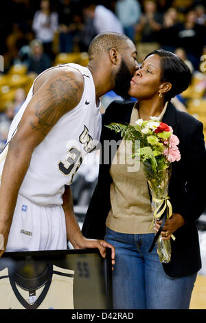 2. März 2013: UCF vorwärts gibt Keith Clanton (33) seine Mutter einen Kuß senior nachts vor 1. Hälfte Mens NCAA Basketball-Spiel Action zwischen die Memphis Tigers und die zentralen Florida Ritter im UCF Arena in Orlando, Fl. Stockfoto