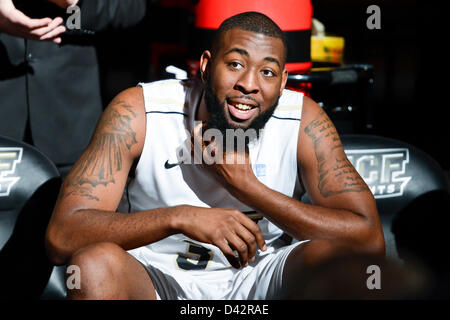 2. März 2013: UCF weiterleiten Keith Clanton (33) wartet das letzte Mal als UCF Ritter vor 1. Hälfte Mens NCAA Basketball-Spiel Action zwischen die Memphis Tigers und die zentralen Florida Ritter im UCF Arena in Orlando, Fl eingeführt werden. Stockfoto