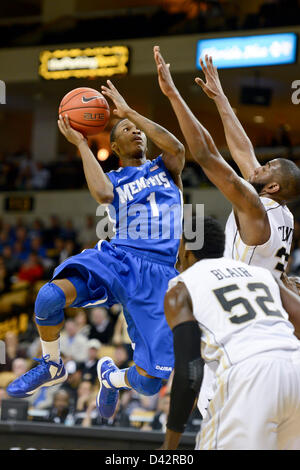 2. März 2013: Memphis Guard Joe Jackson (1) schießt über UCF vorwärts Keith Clanton (33) während der 1. Hälfte Mens NCAA Basketball-Spiel-Aktion zwischen die Memphis Tigers und die zentralen Florida Ritter im UCF Arena in Orlando, Fl. Stockfoto