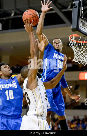 2. März 2013: Memphis Guard/Forward D.J. Stephens (30) geht auf die Aufnahme der UCF zu blockieren weiter Keith Clanton (33) während der 2. Hälfte Mens NCAA Basketball-Spiel-Aktion zwischen die Memphis Tigers und die zentralen Florida Ritter. Memphis besiegte UCF 76-67 in der UCF Arena in Orlando, Fl. Stockfoto