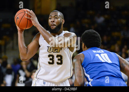 2. März 2013: Memphis vorwärts Tarik Black (10) verteidigt UCF vorwärts Keith Clanton (33) während der 2. Hälfte Mens NCAA Basketball-Spiel Action zwischen die Memphis Tigers und die zentralen Florida Ritter. Memphis besiegte UCF 76-67 in der UCF Arena in Orlando, Fl. Stockfoto