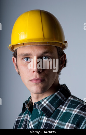 Freiburg, Deutschland, ein Arbeiter mit Schutzhelm im portrait Stockfoto