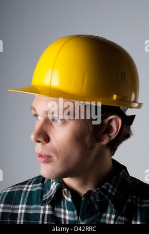 Freiburg, Deutschland, ein Arbeiter mit Schutzhelm im portrait Stockfoto