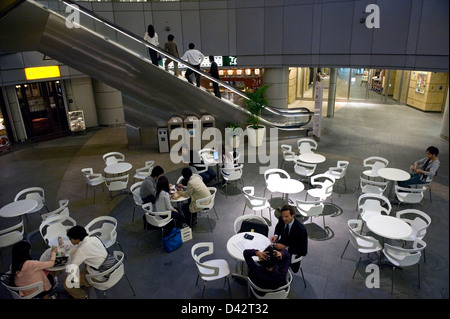 Lässig Wartebereich in Roppongi Hills, den gehobenen Wohn- und shopping-Komplex in Roppongi, Tokyo. Stockfoto