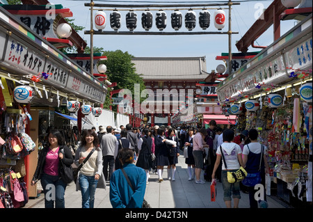 Nakamise-Dori Einkaufsstraße in der Nähe von Sensoji-Tempel wird von Souvenirläden gesäumt und überfüllt mit Touristen, in Asakusa, Tokio Stockfoto