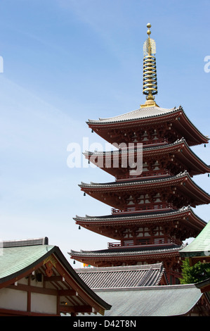 Fünfstöckige Pagode thront hoch über andere Sakralbauten am Sensoji-Tempel in Asakusa, Tokio. Stockfoto
