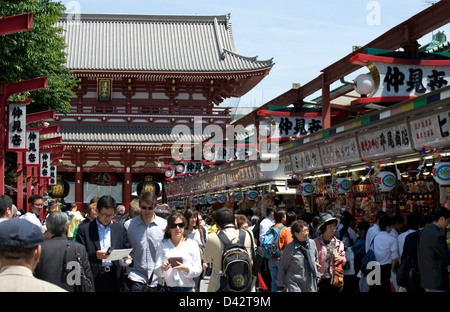 Nakamise-Dori Straße führt bis zum Einkaufen ist Sensoji-Tempel in Asakusa, Tokio touristischen Geschäfte überfüllt mit Touristen gesäumt von Stockfoto