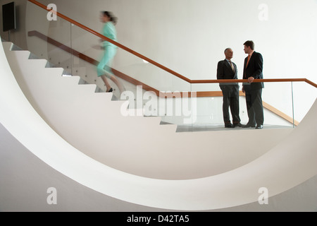 Freiburg, Deutschland, eine Diskussion zwischen Geschäftsleuten Stockfoto