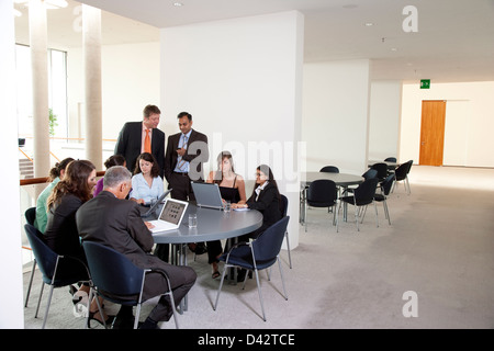 Freiburg, Deutschland, einer internationalen Business-Team bei einem Treffen Stockfoto