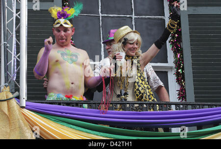 12. Februar 2013 - New Orleans, LOUISIANA, Vereinigte Staaten - Nachtschwärmer auf dem Balkon auf der Bourbon Street im French Quarter feiern Fetten Dienstag Karneval in New Orleans, Louisiana USA am 12. Februar 2013.  Fat Tuesday schließt die Karneval feiern in der Golf-Küste. (Kredit-Bild: © Dan Anderson/ZUMAPRESS.com) Stockfoto