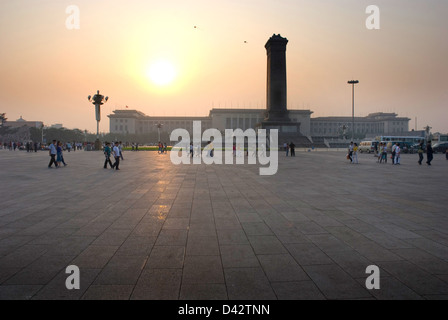 Passanten in der dunstigen Luft auf Tian'an Platz in Peking Stockfoto