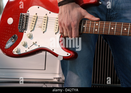 Freiburg, Deutschland, eine junge Mann mit einer Gitarre in der hand Stockfoto