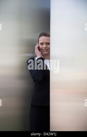 Freiburg, Deutschland, eine Business-Frau mit Handy Stockfoto