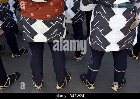 Detail von Sanja Matsuri Festival-Teilnehmer in Asakusa, Tokio, die traditionellen Happi Mäntel und Waraji Stroh Sandalen tragen. Stockfoto