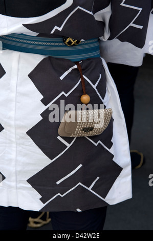 Sanja Matsuri Festival Teilnehmer in Asakusa, Tokio trägt einen traditionellen Happi Mantel und ein Mini-Ranzen unter seinem Gürtel tragen Stockfoto