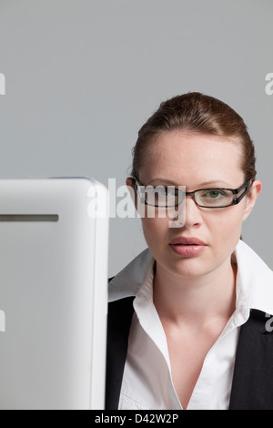 Freiburg, Deutschland, eine junge Geschäftsfrau am computer Stockfoto