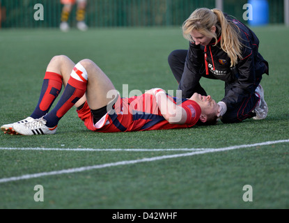 Physiotherapeuten kümmert sich um verletzte Rugby-Spieler während der Partie zwischen Burnage und chester Stockfoto