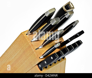 Eine Reihe von Küchenmesser in einem Holzblock. Stockfoto