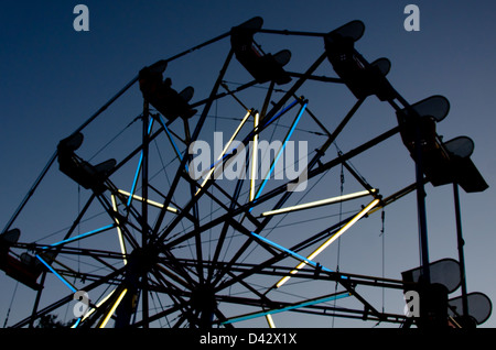 Riesenrad Silhouette gegen einen tiefblauen Himmel in der Dämmerung Stockfoto