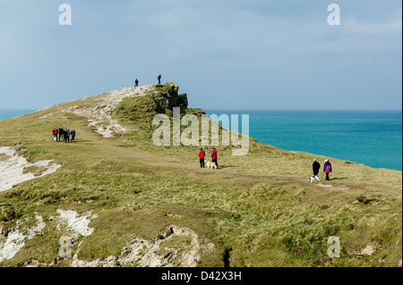 Wanderer auf Porth Insel vor der Küste von Newquay Stockfoto