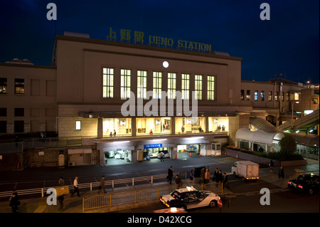 Nachtansicht der Zeit der Hauptfassade der Japan Railway (JR) Ueno Station in der Innenstadt von Tokio im Jahr 1932 erbaut. Stockfoto