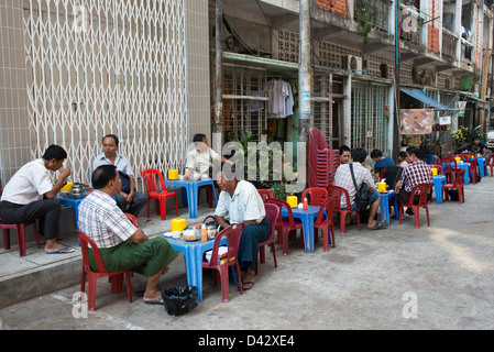 Eine typische Teehaus in Yangon Myanmar Stockfoto