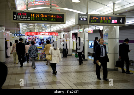 Menschen herumlaufen auf einer Tokyo Metro u-Bahn u-Bahn Plattform während des Wartens auf den Zug zu kommen. Stockfoto