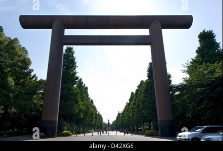 Das einzigartige Runden riesigen Torii-Tor über einen breiten Fußgängerweg führt zum Yasukuni Jinja Schrein in Tokio. Stockfoto
