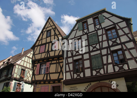 Fachwerkhäuser im Ortskern von Riquewihr, Elsass, Frankreich Stockfoto