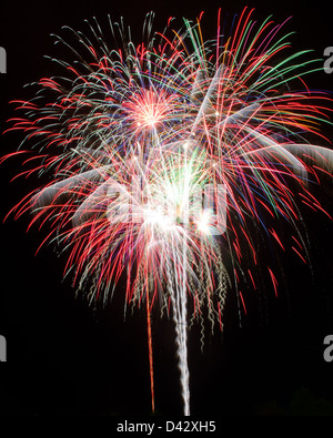 Feuerwerk explodieren in roten, grünen, blauen und weißen Büscheln auf der Blue Hill, Maine. Stockfoto