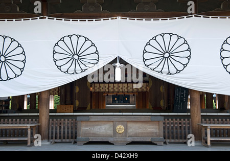 Haupthalle am Yasukuni Jinja Schrein in Tokyo, ein Heiligtum für diejenigen, die ihr Leben für Japan in Schlachten und Kriege geopfert Stockfoto