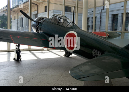 Dem zweiten Weltkrieg Mitsubishi A6M Zero Jagdflugzeug auf dem Display in der Lobby das Kriegsmuseum Yasukuni Jinja Schrein in Tokio. Stockfoto