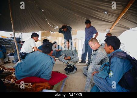 International Security Assistance Force Soldaten diskutieren einen letzten Kampf hatte die afghanische Polizei mit Aufständischen. Stockfoto