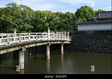 Takebashi Brücke über die äußeren Graben der alten Burg Edo, jetzt der Hofburg im Herzen von Tokio Gründen. Stockfoto