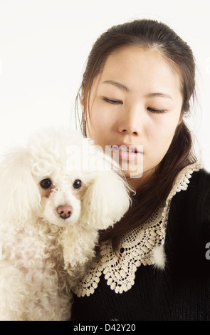 Die Mädchen und Pudel intim zusammen. Stockfoto