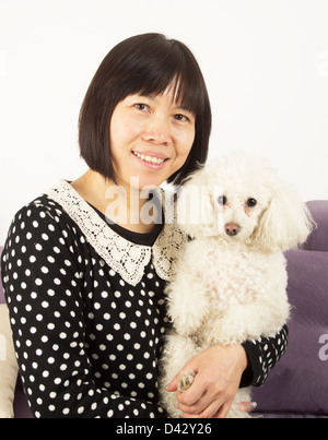 Frau mittleren Alters und ein Pudel. Stockfoto