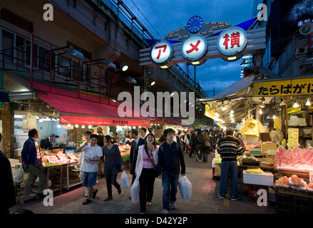 Ameyoko-Cho, ehemaligen Schwarzmarkt unter Eisenbahn in Okachimachi Tokio ist ein blühendes Lebensmittel und waren Marktplatz für Schnäppchen Stockfoto