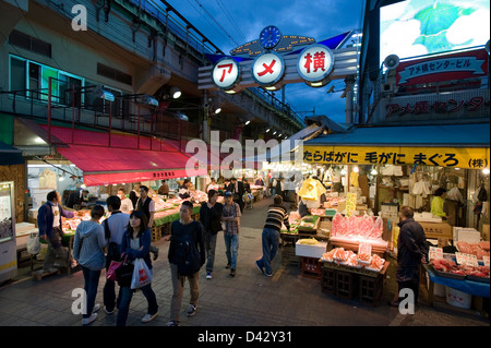 Ameyoko-Cho, ehemaligen Schwarzmarkt unter Eisenbahn in Okachimachi Tokio ist ein blühendes Lebensmittel und waren Marktplatz für Schnäppchen Stockfoto