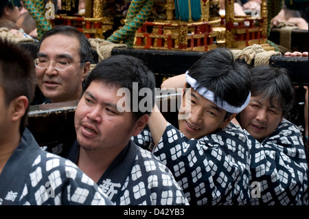 Männer tragen eine Gold verziert Heilige Mikoshi tragbaren Schrein in Sanja Matsuri Festival, eines der großen drei Festivals Tokyo Stockfoto