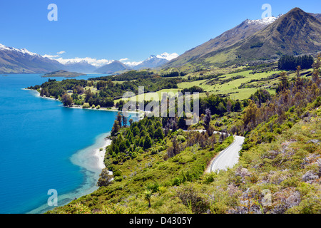 Die Glenorchy Queenstown Straßenlauf durch Ackerland und zwischen Lake Wakatipu und die Berge Die Glenorchy Queenstown Straßenlauf durch Ackerland und zwischen Lake Wakatipu und die Berge