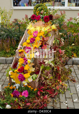 schöne Herbst Farbe Dekoration von Blumen Blätter Kletterpflanzen. außerhalb Saison Straßenmarkt fair. Stockfoto