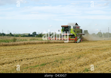 Kombinieren Sie Traktor Landwirtschaft Ernte Weizenfeld Stockfoto