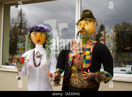 Herbst paar Leute aus Ernte ökologische Naturprodukte Dekoration in Outdoor-Messe Straßenmarkt hergestellt.  Kürbis-Blume gra Stockfoto