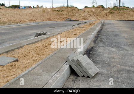 neue Autobahn Asphaltstraßenbau funktioniert. Pflaster-Fliesen auf neue Bürgersteig. Stockfoto