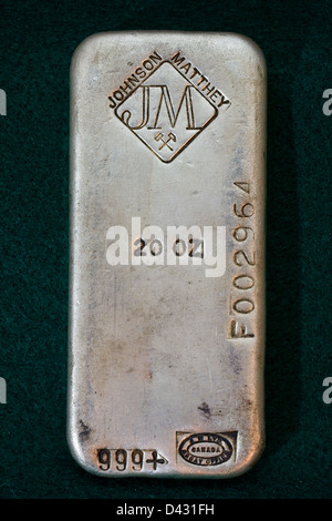 20 Unzen Silber Bullion Bar - alte gegossene Barren Stockfoto