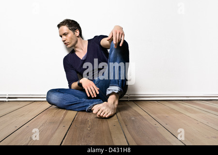 Kaukasischen Jüngling in Herren Mode-Foto im studio Stockfoto