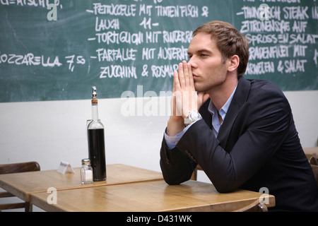 ein Mann wartet auf sein Date auf einem Tisch für zwei Personen reserviert. Stockfoto