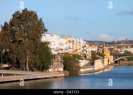 Traditionelle Häuser der Stadtteil Triana durch den Guadalquivir Fluss in der Stadt Sevilla, Andalusien, Spanien. Stockfoto